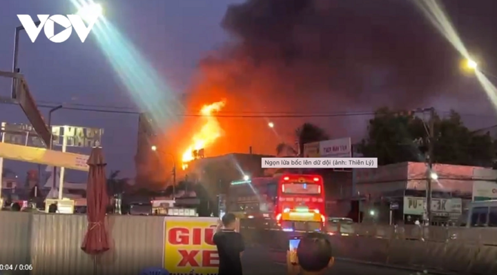 Ngọn lửa bốc lên dữ dội. (Ảnh: Thiên Lý)