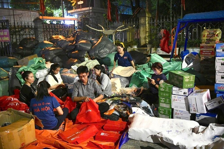 Triệu trái tim xuyên đêm gói yêu thương, nối dài chuyến xe hướng về vùng lũ - 1