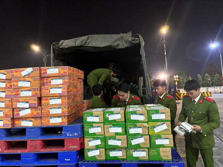 Các đoàn cứu trợ hoạt động xuyên đêm để có thể vận chuyển hàng hóa tới đồng bào miền Trung sớm nhất.