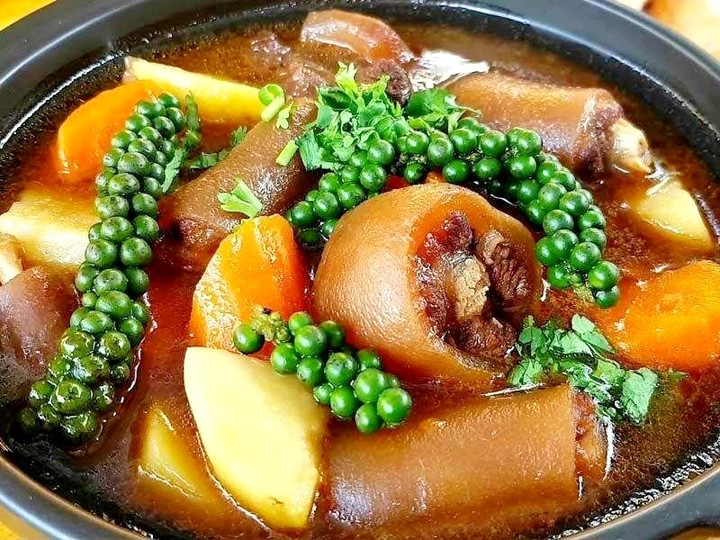 Đuôi bò hầm tiêu xanh là món ăn bổ dưỡng. (Ảnh: B.L)