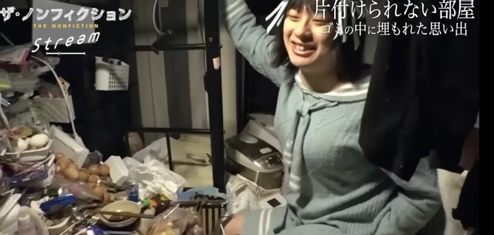 Anh mặc quần áo phụ nữ để thoát khỏi sự kiểm soát của mẹ.