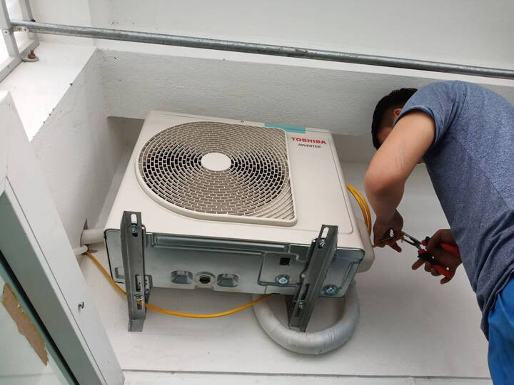 Nhà chung cư lắp cục nóng điều hòa ở đâu hợp lý là điều mà nhiều người băn khoăn. (Ảnh: Happynest)