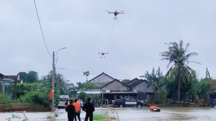 Các UAV của CT UAV xác định vị trí người dân cần giúp đỡ và vận chuyển nhu yếu phẩm tại xã Hòa Xuân Đông (Phú Yên cũ).