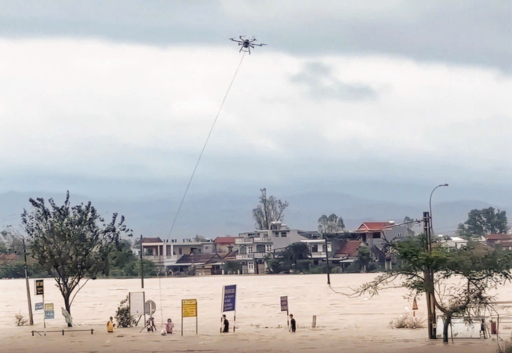 UAV vận chuyển nhu yếu phẩm đến bà con vùng bị lũ lụt tại thôn Quy Hậu, Tuy Hoà (Phú Yên cũ).