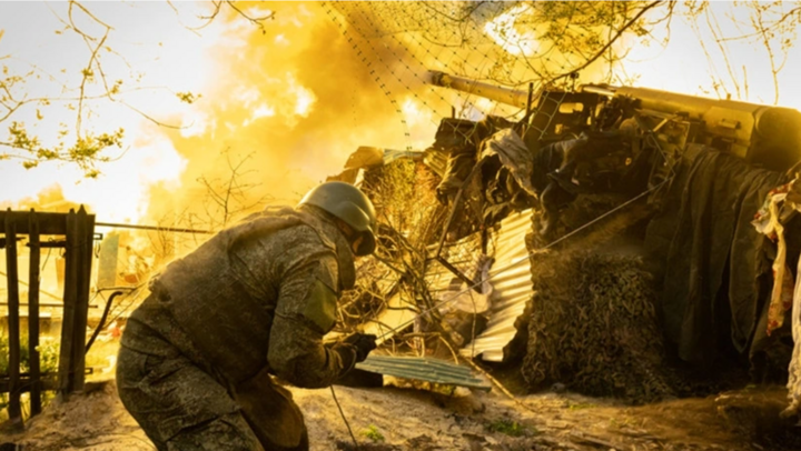 Pháo tự hành 2S5 Giatsint-S của Nga khai hỏa gần thành phố Pokrovsk (Krasnoarmeysk). Ảnh: Sputnik