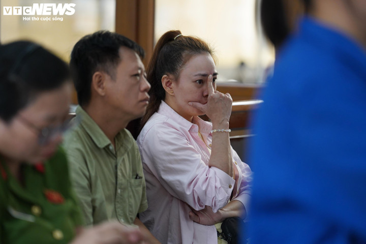 Ngồi dự phiên toà, nhiều người thân của bị cáo xúc động khi nghe lại diễn biến vụ án.
