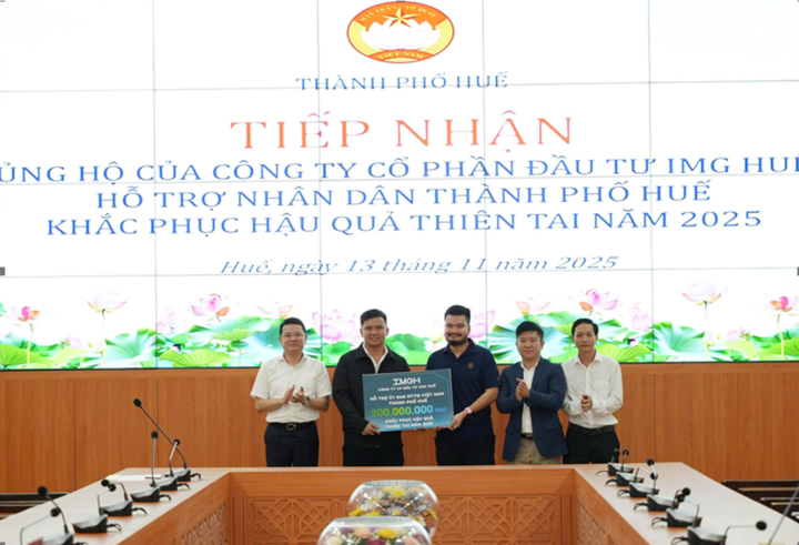 Ông Nguyễn Việt Khanh - Phó Tổng Giám đốc IMGH thay mặt doanh nghiệp trao tặng 200 triệu đồng cho Ủy ban Mặt trận Tổ quốc Việt Nam Thành phố Huế
