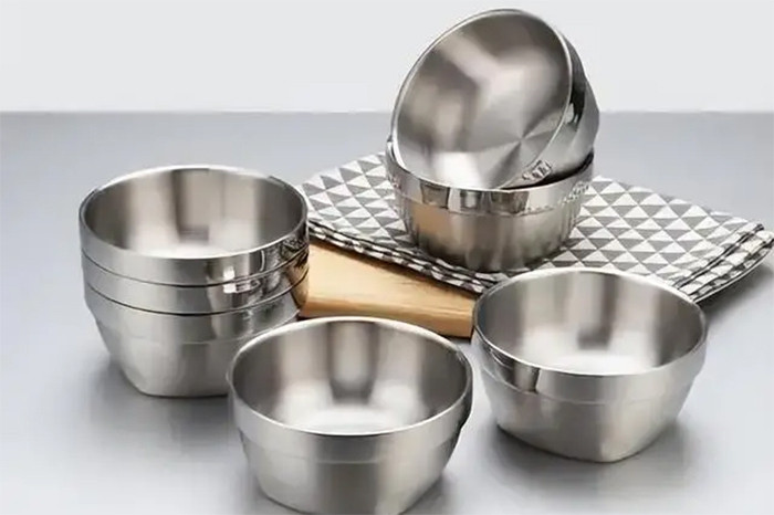 Bát inox chứa nhiều độc tố có hại. (Ảnh: Sohu)