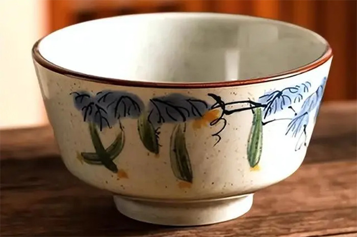 Cần cẩn trọng với lớp hoa văn trên bát sứ. (Ảnh: Sohu)