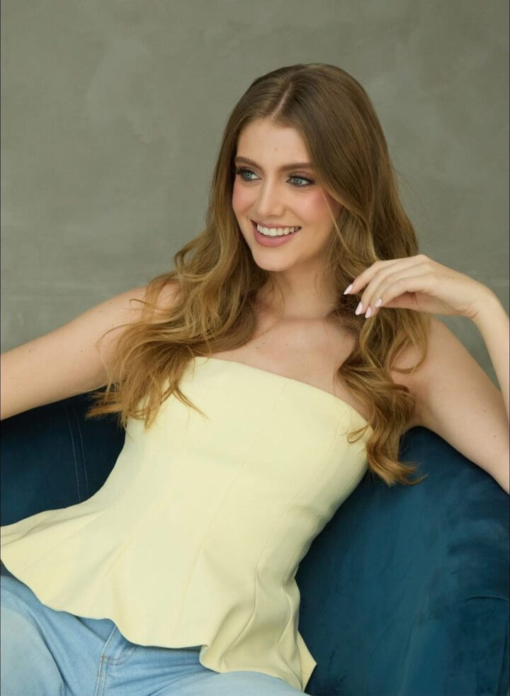 Ngoài sắc vóc, nàng hậu cũng có học vấn ấn tượng khi tốt nghiệp ngành Truyền thông xã hội tại Đại học EAFIT (Medellín, Colombia), đồng thời thông thạo 3 ngôn ngữ gồm Tây Ban Nha, Anh và Bồ Đào Nha.