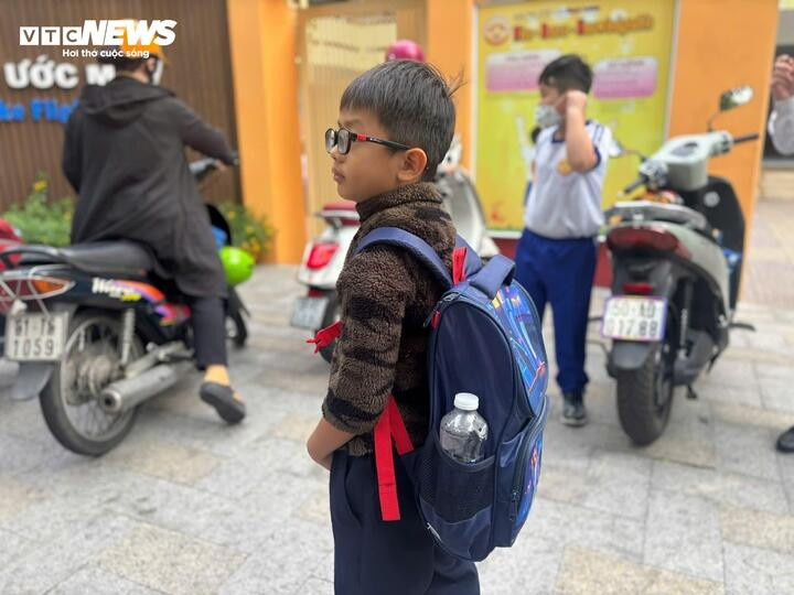 Học sinh TP.HCM mặc áo đi học vào sáng sớm. (Ảnh: Phan Nga)