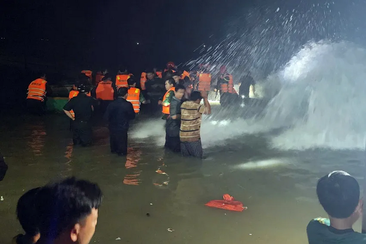 Lực lượng chức năng tìm kiếm ông S. mất tích trên biển Lâm Đồng. Ảnh: Người dân cung cấp