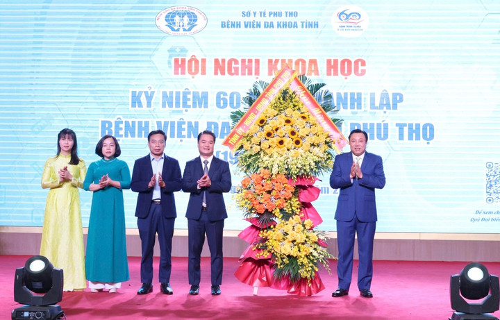 Ông Nguyễn Huy Ngọc, Phó Chủ tịch UBND tỉnh Phú Thọ tặng hoa chúc mừng Bệnh viện Đa khoa tỉnh Phú Thọ.