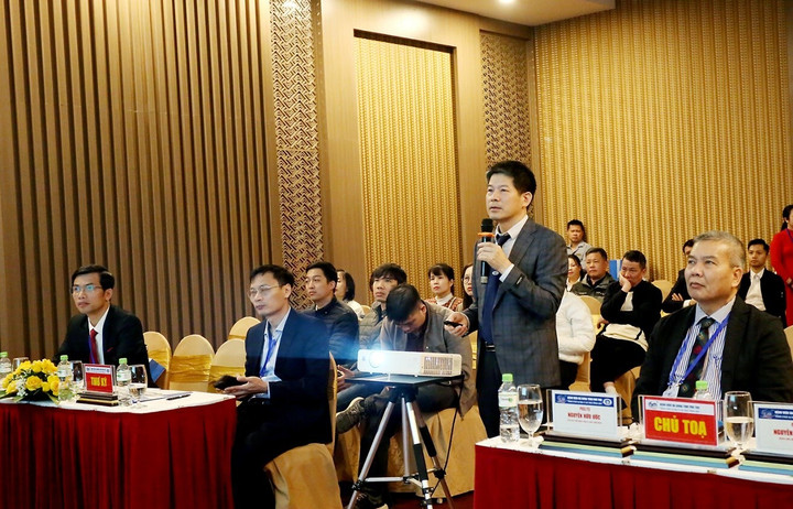 PGS.TS Nguyễn Sinh Hiền - Giám đốc Bệnh viện Tim Hà Nội trình bày chuyên đề "Phẫu thuật ít xâm lấn điều trị các bệnh lý tim bẩm sinh ở trẻ em: Kinh nghiệm và kết quả thực hiện tại Bệnh viện tim Hà Nội".