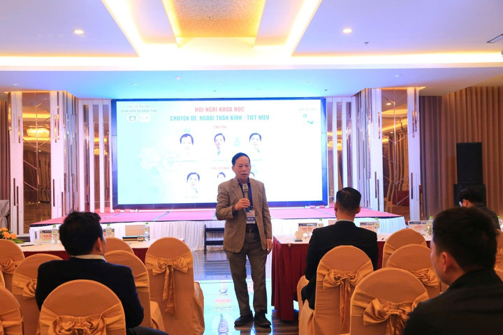 Chuyên đề: Ngoại thần kinh – Tiết niệu được các chuyên gia báo cáo tại hội nghị.