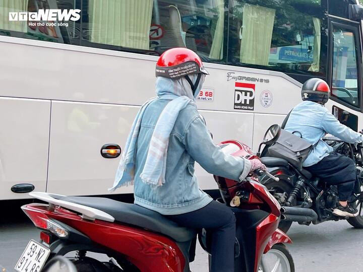 Người dân TP.HCM mặc áo ấm vào sáng nay do thời tiết se lạnh. (Ảnh: Phan Nga)