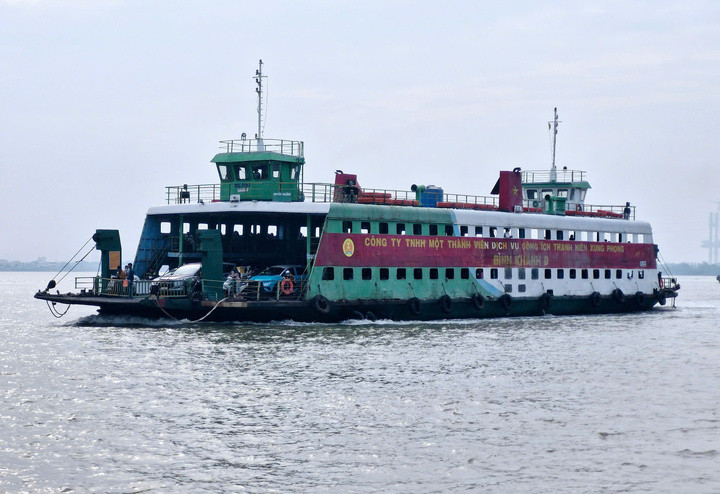 Hiện phà Bình Khánh là phương tiện kết nối trung tâm TP.HCM với Cần Giờ.