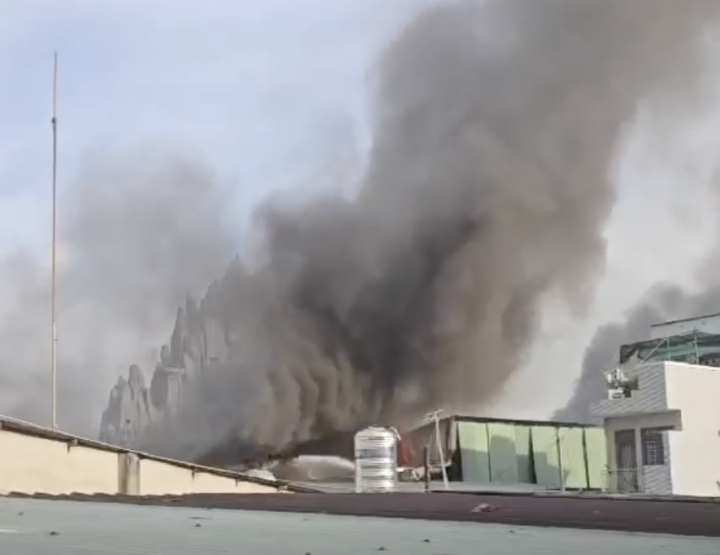 Hiện trường vụ cháy kho phụ tùng tại phường Tăng Nhơn Phú.