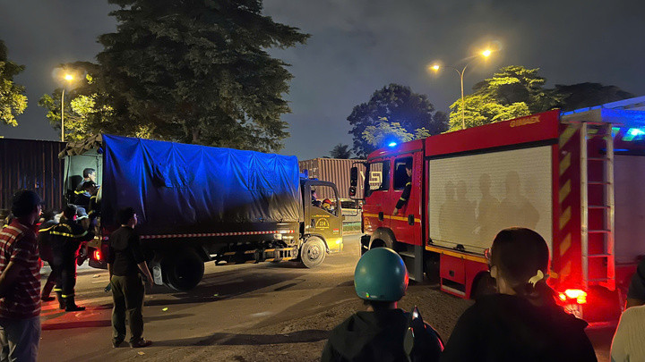 Lực lượng chức năng phong toả hiện trường, điều tra nguyên nhân vụ cháy trên đường Nguyễn Văn Linh (xã Bình Hưng, TP.HCM).