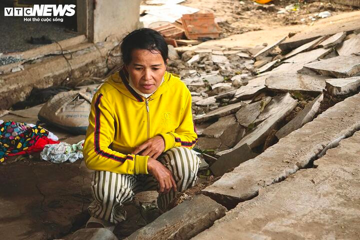 Chị Phạm Thị Mận thất thần bên ngôi nhà khang trang chưa kịp ở nay hoang tàn.