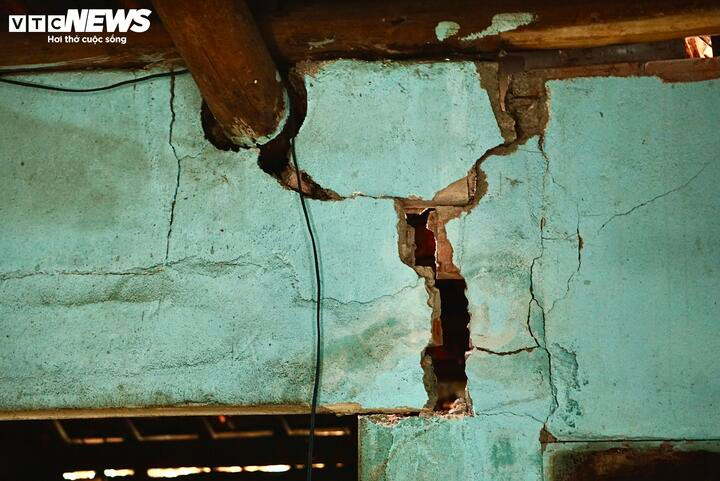 Ng­ười dân kể khoảnh khắc kinh hoàng khi đất sụt dưới chân, nước phun lên, đất rung lắc muốn nuốt chửng người - 4