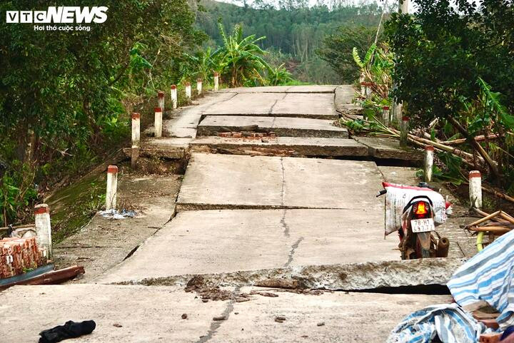 Ng­ười dân kể khoảnh khắc kinh hoàng khi đất sụt dưới chân, nước phun lên, đất rung lắc muốn nuốt chửng người - 9