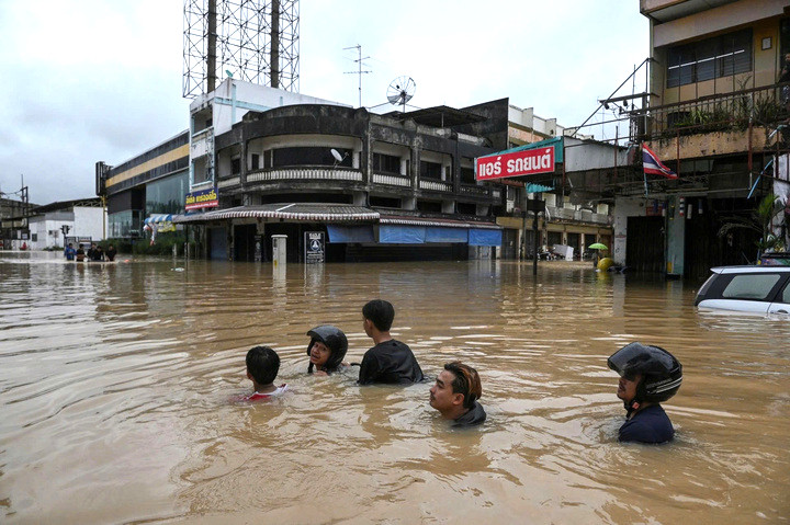 Đường phố ở nhiều khu vực biến thành sông. (Ảnh: Reuters)