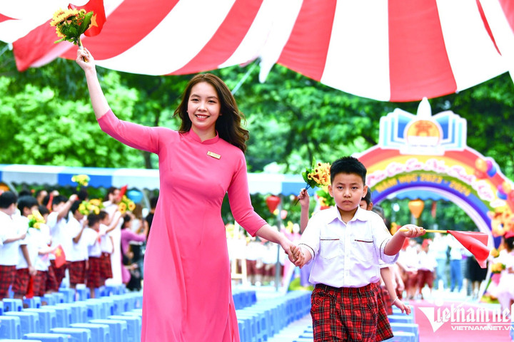 Giáo viên và học sinh trong lễ khai giảng năm học mới. (Ảnh: Vietnamnet)