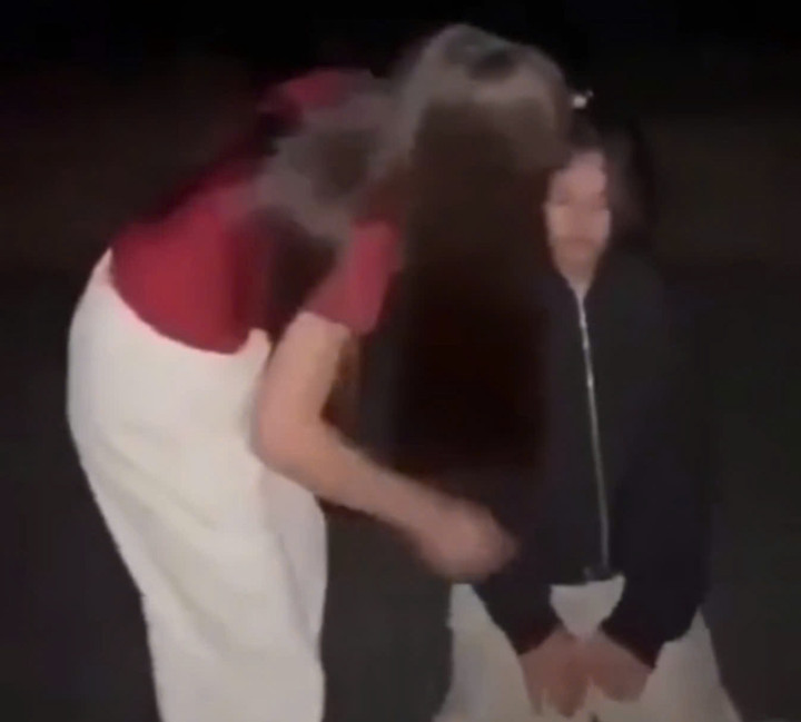 Cô gái bị bắt quỳ, đánh hội đồng. (Ảnh cắt từ clip)