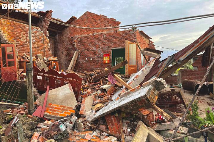 Căn nhà đổ sập hoàn toàn sau rung chấn tại thôn Vĩnh Xuân.