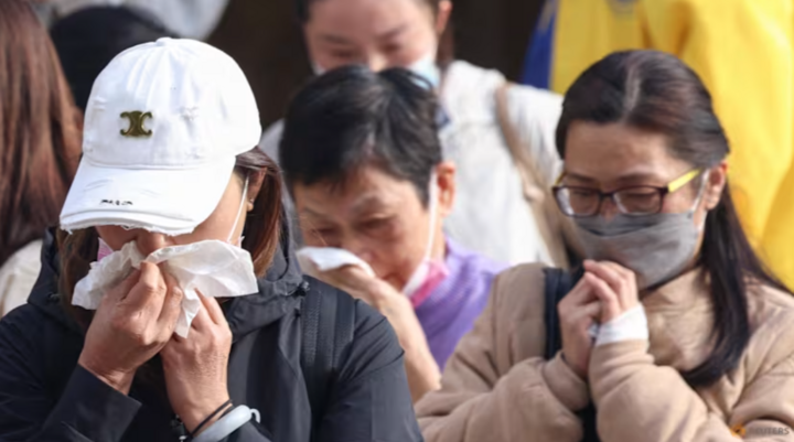 Người thân nhận dạng các thành viên gia đình tại Hội trường cộng đồng Kwong Fuk sau vụ cháy Wang Fuk Court, Tai Po, Hồng Kông, ngày 27/11/2025. (Ảnh: Reuters)