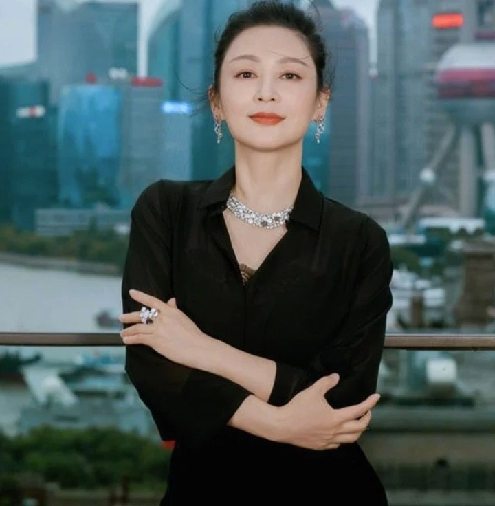 Ở tuổi U60, Trần Hồng vẫn giữ được nhan sắc lộng lẫy.