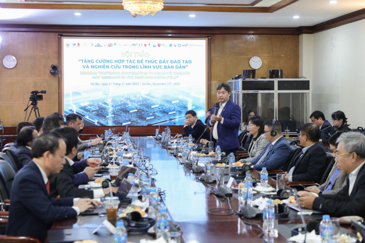 Pan Nguyen Vinh Quang, dyrektor FPT Semiconductor w FPT Corporation, wygłosił przemówienie na wydarzeniu.
