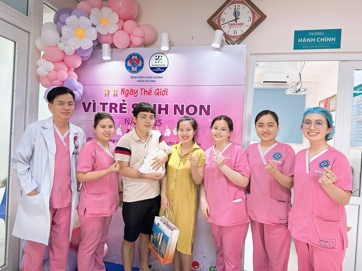 Bé gái sinh non xuất viện trong niềm vui vỡ oà của gia đình và các y, bác sĩ. (Ảnh: BVCC)