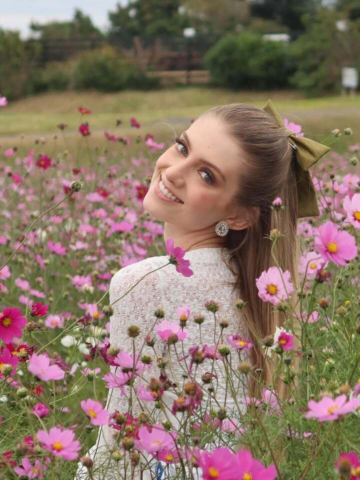 Trong những hình ảnh được đăng tải trên trang cá nhân, mỹ nhân 26 tuổi được nhiều người ví như công chúa trong truyện cổ tích bởi mắt xanh, tóc vàng, da trắng.