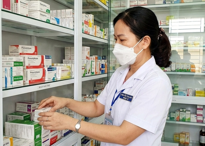 Việc bổ sung thuốc mới vào danh mục BHYT chi trả giúp người dân tiếp cận thuốc mới mà không phải chuyển tuyến. (Ảnh minh hoạ)