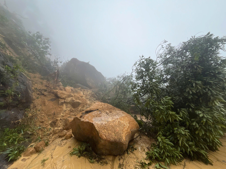 Sạt lở trên Quốc lộ 27C.