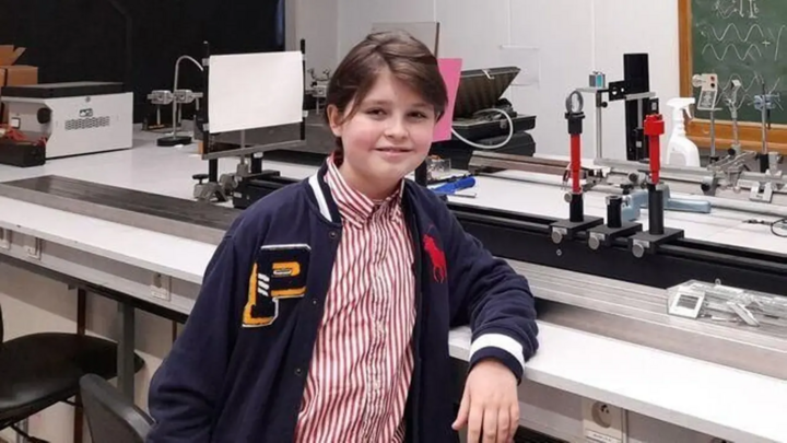 Laurent Simons – thần đồng 15 tuổi - trong phòng thí nghiệm vật lý. (Nguồn: Alexander Simons)