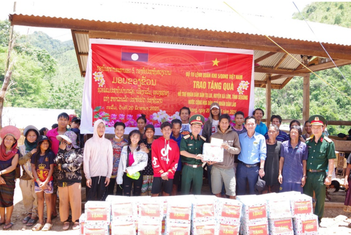 Quân khu 5 thăm, tặng quà bà con bị hỏa hoạn tại bản Tà Lụi (Lào) vào tháng 5/2025.