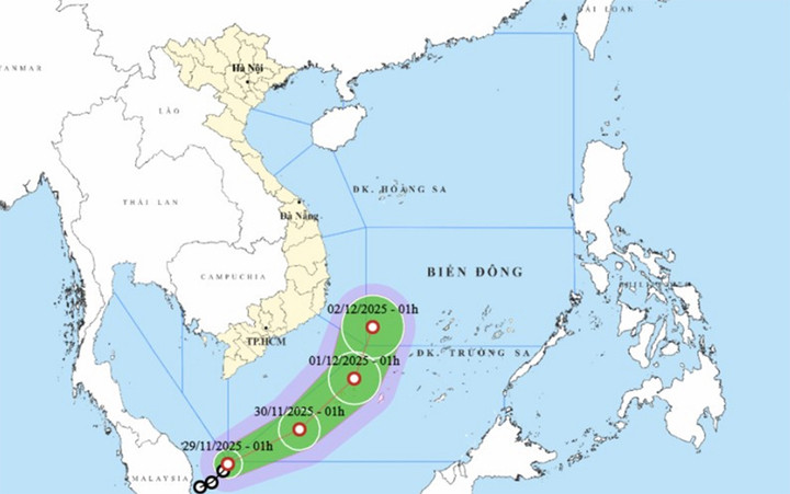 Dự báo trong 24 giờ tới, áp thấp nhiệt đới đi vào Biển Đông. (Nguồn: NCHMF)