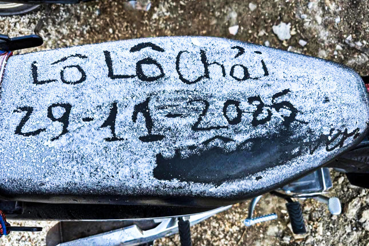 Băng giá xuất hiện dày đặc tại xã Lũng Cú sáng 29/11. (Ảnh: Đ.X.)