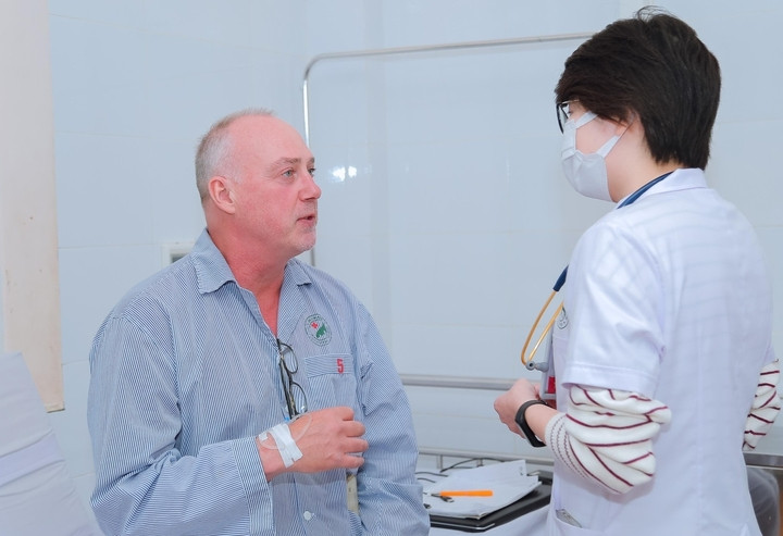 Sau phẫu thuật, sức khỏe bệnh nhân ổn định, khàn tiếng giảm rõ rệt. (Ảnh: BVCC)