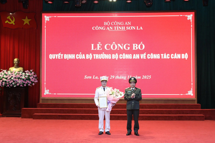 Thiếu tướng Đặng Trọng Cường trao quyết định bổ nhiệm Đại tá Lê Đức Trung giữ chức vụ Phó Giám đốc Công an tỉnh Sơn La. (Ảnh: Công an tỉnh Sơn La)