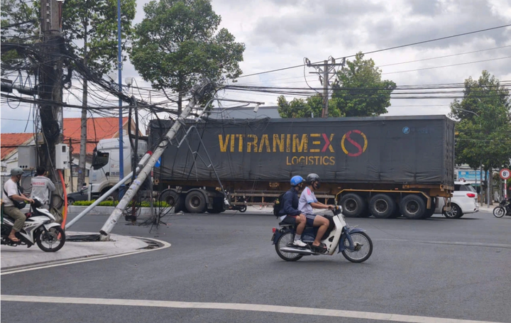 Một vụ xe tải vướng vào dây dẫn gây thiệt hại nặng nề vừa xảy ra tại đường Hùng Vương, phường Đạo Thạnh.