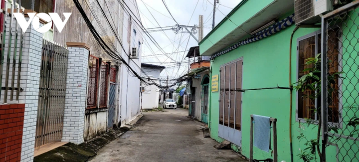 Hệ thống dây dẫn mắc ngang đường tại một khu dân cư của phường Mỹ Phong kém an toàn.