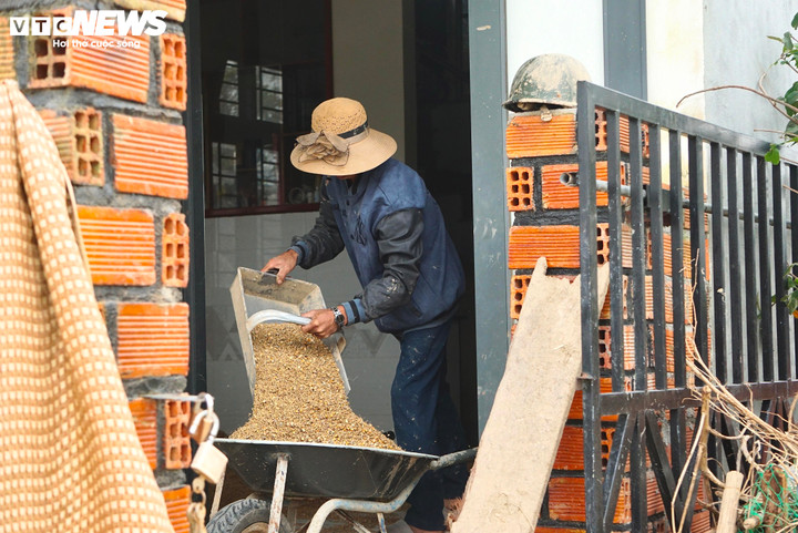 Chỉ kịp cứu chính mình, người đàn ông day dứt khi mất 3 người thân trong lũ - 3