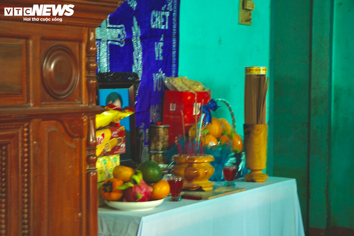 Chỉ kịp cứu chính mình, người đàn ông day dứt khi mất 3 người thân trong lũ - 5