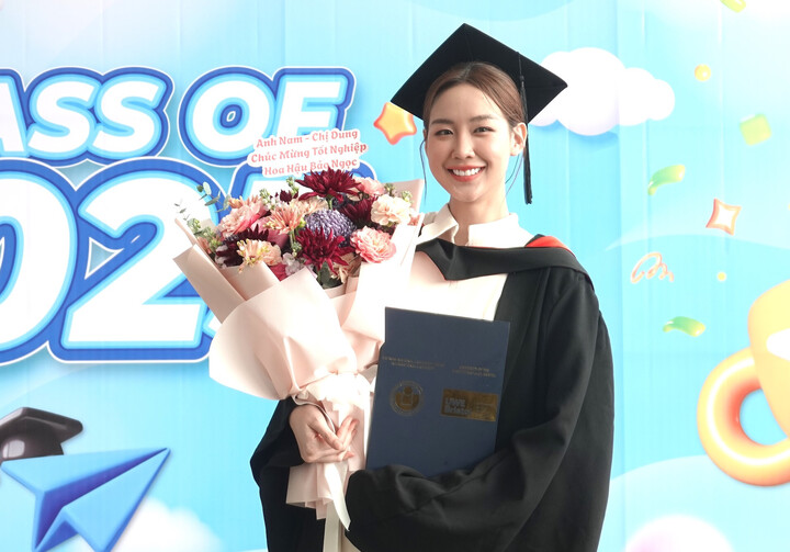 Dù không thuộc nhóm top 10% sinh viên tốt nghiệp nhưng thành tích của Lê Nguyễn Bảo Ngọc được đánh giá cao trong bối cảnh cô đồng thời đảm nhiệm nhiều dự án, hoạt động cộng đồng và quốc tế.