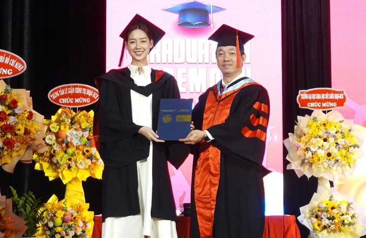 Hoa hậu Lê Nguyễn Bảo Ngọc nhận bằng tốt nghiệp đại học loại giỏi của Trường Đại học Quốc tế – Đại học Quốc gia TP.HCM trong lễ trao bằng sáng 29/11.