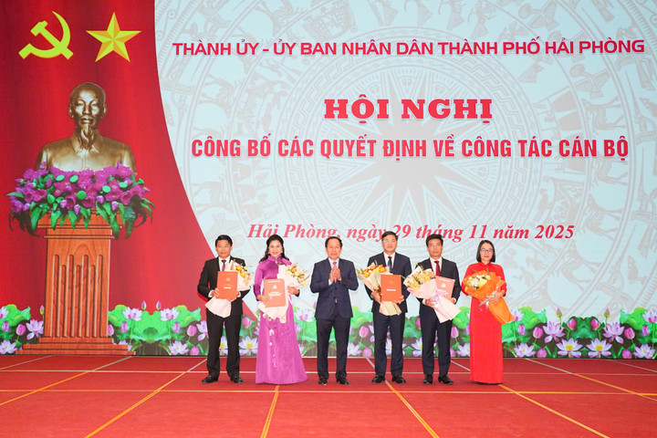 Bí thư Thành ủy Hải Phòng Lê Tiến Châu trao quyết định và tặng hoa chúc mừng. (Ảnh: Đàm Thanh)